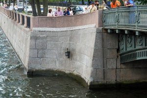 Писающий мальчик. РЕАЛЬНОСТЬ. Это лишь крошечная статуя на углу оживленной пешеходной улицы. 

Вспомнился памятник Чижику-Пыжику в Санкт-Петербурге.