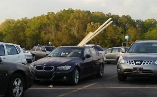 А здесь какая инженерная мысль? 
Открыть люк - вставить пару досок ???