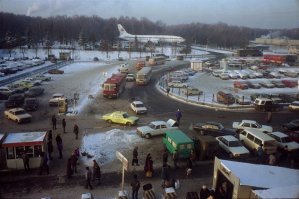 Сейчас я практически не летаю, но в детстве жила в Якутии и дважды в год летала к бабушке с дедушкой. К чему я это - СПАСИБО за данное фото, такой аэропорт Домодедово прям перед глазами стоИт: самолёт этот на въезде, круглое эскимо в шоколаде, бутерброды с чёрной икрой в буфете... Аж до слёз.