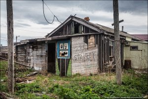 "и пытаются "держаться", как предлагает им и многим другим один многоуважаемый товарищ". Я бы этого "товарища", который нам совсем не товарищ - поселила в это жилье и давала советы держаться, когда он взвоет.