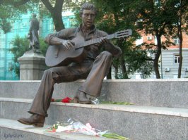 Отлично все сделано, хотел бы я таких персонажей у себя в городе в каком-нибудь парке. А у нас во Владивостоке есть вот такой. И песни его звучат вокруг него постоянно(в светлое время суток конечно).