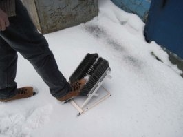 Щетка при входе в дом зимой прикольная.И в принципе не сильно затратная(Если у подъезда поставить)