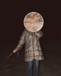 Таких фоток (только без бубна - нет его у меня) я могу десяток за один вечер сделать на свою "мыльницу". Да даже на телефон.