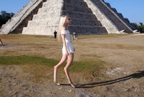 Здесь что не так? Обычная самка рептилоида или как их там.