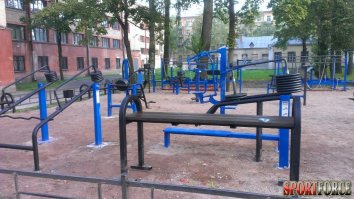 Вас в гугле забанили? Ладно мне не верите но открыть яндекс (гугл и т.п.) карты и просто посмотреть сложно? В поисковике "Петербург уличные тренажеры" спросить слишком сложно?