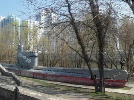 "Краснодар, подводная лодка М-261 в парке 30-летия Октября. Построенная в 1955 году, субмарина несла службу в составе Черноморского флота. В 1980-х её перегнали в Краснодар и организовали в ней музей." - нет там внутри ничего... говно только.