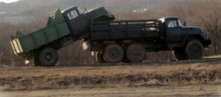 А здеся чё такого, обычная буксировка грузовика методом частичной погрузки.;)