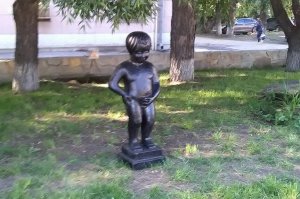 А вот чем прославился на День металлурга Челябинск. Подарок металлургам возле проходной ЧМК.