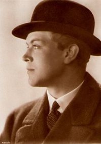 От себя добавлю: Густав Фрёлих(1902-1987) главный герой первого в мире фантастического фильма Метрополис (1924г.)