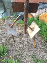 Эти подарки разбросаны были по лесной дороге. Московская область.