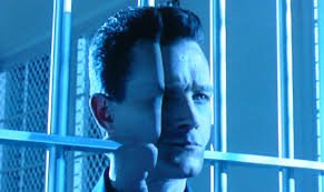 Сам яйцеголовый не смог его обойти пришлось протаскивать через решетку