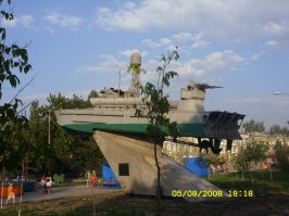 Раньше когда ездил к родственникам на Украину(Луганская обл.), каждый раз ездили в Бердянск. Теперь даже они туда не ездят. Не знаю как в этом году, но в 16 и 15 правосеков было до черта, в частности "Азов"
Море чистое только на косе. Фото почти десятилетней давности