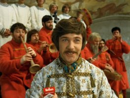 "Однако, когда царский пир был снят и плёнка проявлена, обнаружилось, что на столе стоит кем-то оставленная бутылка  Боржоми ."
А ведь это было бы забавно, как пачка Мальборо в руке у Куравлёва. Это всё же кинокомедия, думаю, зрители бы оценили чувство юмора.