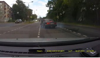 минусят, но я тоже так думаю.волговод перестролся в полосу за рено,прозевал его торможение перед пешеходом и сам дал по тормозам(о чём свидетельствует дым из под колёс)и решил уйти в свободную полосу.

но жизнь пешеходу возможно действительно спас.