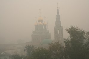 помню, нам на работе даже раздали респираторы. А также помню, как на мебели пыль образовывалась похожая на вулканическую. Даже на даче был смог, от него никуда нельзя было спрятаться. Вот мои фотографии того лета. Даже зеркальный фотик засорился, пришлось его чистить потом.