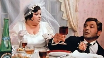 В обеих версиях 12 стульев тоже достаточно застольных сцен