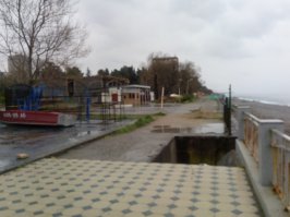 Посетил Гагры  прошлой весной. Понятно не сезон. Но это ж море! Из отеля в Сочи доехал на автобусе до границы, перешел и первым делом встретился с не совсем адекватными водителями маршруток. Ну ладно, поехали. Дороги после российских в Сочи воспринимаются как убитые. Теперь Гагры. На набережной пусто, рядом остов сгоревшего кабака или ещё что там было. Разруха. Чудом нашел кафе, где покормили. Даже дежурный магнитик и то купить не удалось. В Сочи возвращался с удовольствием. Да, смешно, но на обратном пути на границе обнаружил самый настоящий Duty Free. Немного подзатарился.