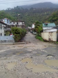 Посетил Гагры  прошлой весной. Понятно не сезон. Но это ж море! Из отеля в Сочи доехал на автобусе до границы, перешел и первым делом встретился с не совсем адекватными водителями маршруток. Ну ладно, поехали. Дороги после российских в Сочи воспринимаются как убитые. Теперь Гагры. На набережной пусто, рядом остов сгоревшего кабака или ещё что там было. Разруха. Чудом нашел кафе, где покормили. Даже дежурный магнитик и то купить не удалось. В Сочи возвращался с удовольствием. Да, смешно, но на обратном пути на границе обнаружил самый настоящий Duty Free. Немного подзатарился.