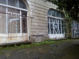 Посетил Гагры  прошлой весной. Понятно не сезон. Но это ж море! Из отеля в Сочи доехал на автобусе до границы, перешел и первым делом встретился с не совсем адекватными водителями маршруток. Ну ладно, поехали. Дороги после российских в Сочи воспринимаются как убитые. Теперь Гагры. На набережной пусто, рядом остов сгоревшего кабака или ещё что там было. Разруха. Чудом нашел кафе, где покормили. Даже дежурный магнитик и то купить не удалось. В Сочи возвращался с удовольствием. Да, смешно, но на обратном пути на границе обнаружил самый настоящий Duty Free. Немного подзатарился.