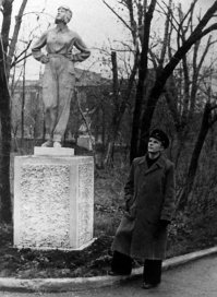 1954. Юрии  Гагарин возле скульптуры  Летчица  в саратовском парке  Липки , во время своеи  учебы в индустриальном техникуме