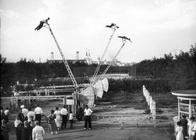 1937. Аттракцион  Летающие люди . Сеанс состоял из 6 полетов по дуге в 180 градусов. Парк Горького