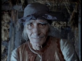 Актёр сыграл старуху очень убедительно.
