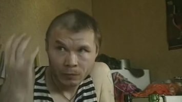 Напомнило- " А че в разных носках?"
- "Я ведь дома...."