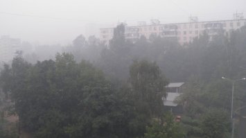 А мы в с женой (беременна была) в Vegas ездили, чистым воздухом дышали. Тогда наверно пол-Москвы в ТРЦ просидело.
На фото солнечное утро и вечер 6 августа 2010.