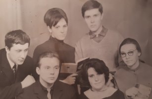 Я люблю ковыряться в букинистах... 
Покупаю старые книги те  на которые я с вожделением смотрел в детстве в чужих библиотеках, но которые мне тогда были недоступны... 
Как то  при мне разбирали только что сданную библиотеку... принесла дочка после смерти отца... 
Я купил несколько книг.  А потом  когда дома стал просматривать их то мне приоткрылась жизнь бывшего владельца...  в книгах  были подчёркивания интересных мест, среди страниц были кадры старой плёнки  с моментами его жизни... попалась фотография и листок со стихотворением... 
Обычный советский человек.  Но видно что по настоящему любящий своё дело и Родину...  в стихотворении было про смысл жизни  и дело которому надо себя посвятить... 
И это всё не на показ, а для себя... 
А фотография меня тоже заворожила... не знаю насколько этично выставить её, возможно кто то еще жив из сфотографированных... рискну... 
Посмотрите просто насколько отличается молодёжь тех лет от сегодняшней... ведь это обычная фотография, но сколько смысла и достоинства в тех людях...