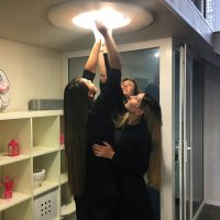 Подъезд, молодая пара
Девушка - выкрути лампочку??
Парень - Зачем??
Девушка - в рот возьму))
Парень - Дура, она же горячая))