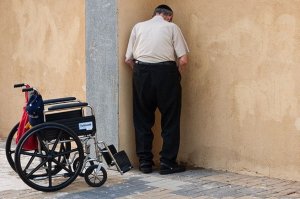 Тоже, видать, инсталлируется в угол.