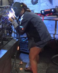 Этому сварщиЦЕ ожоги ног от окалины обеспечены с дальнейшим загниванием ожогов ............................