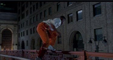 А на первой гифке Уилл Смит из первого  Люди в Черном? ;-)