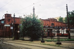 В Петербурге, в детстве жил в центре и под окнами у нас был огромный трамвайный парк по Дегтярному переулку (ныне его уже там нет. Сейчас какой-то бизнес квартал). И там на отшибе всегда стояли два трамвая по которым можно было лазать. Это было офигенно и я любил эти старые трамвайчики. Особенно любил сидеть в кабине машиниста и представлял как еду, высаживаю людей итп... Эх, детство!