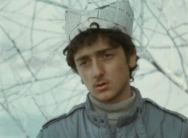 Она не выбрасывает газеты, а использует их с умом. Гениально!