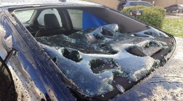 вопрос экспертам: сможет ли выдержать град с мяч и не будет ли с ними такой же ситуации как на фото?