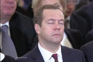 А что с лицом? Человек как человек.
Вы лучше сюда посмотрите 
Вот весь наш прогресс и экономический рост.