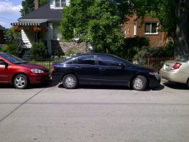 Согласен с вами. Один раз не получилось - попробуй еще раз. Я уж 6 лет так паркуюсь (на работе парковки нет, приходится на улице парковаться), вот так заезжаю спокойно, не выходя из машины.