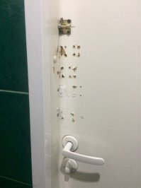 Длительность минуты очень сильно зависит от того - 
с какой стороны двери туалета ты находишься.