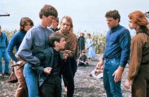 "Дети кукурузы" немного не попадают в тему поста. Джон Франклин хоть и сыграл роль ребёнка-пророка, но на момент съёмок ему было 24 года, просто ростом не вышел, так что к детям-актёрам я бы его не отнёс.