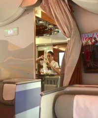 Если я не ошибаюсь, это она делает в   местах для бизнес-класса?