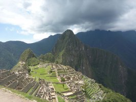 Перу замечательная страна, стоит посетить. Особенно Мачу-Пикчу, только будьте готовы, что добираться туда как на обратную сторону луны :) И конечно рисунки в пустыне Наска, которые видят лишь "боги". Заранее простите за качество фотографий - делал с телефона.