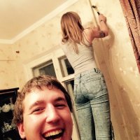 А чего он ржет.У меня был парень,который не мог забить гвоздь,устранить засор,на шашлыках я учила его разводить костер.