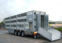 Угадаю. Обвинят транспортную компанию и производителя автомобиля, что не продумывают данной ситуации. Ведь главное, что? Не то что одна обжирается так как будто сама себя на убой кормит, а то что для таких людей не придумали автомобили. Но я хочу сказать: Нет! Они есть!

Смотрите есть даже поддон для инвалидного кресла с мотором, если ты уже настолько жирный, что даже передвигаться не можешь!