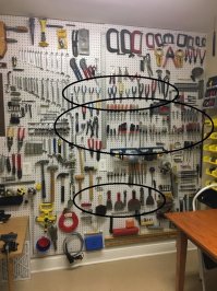 ... только полный идиот придет в восторг от такого количества пассатижей, отверток и шпателей на одном месте  
Это реклама системы хранения инструментов, а идиот который хранит такое количество отверток, например, просто идиот