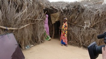 Робяты, прежде чем их жалеть, посмотрите, как они жили на родине. Они в принципе не прилагают усилий, чтобы как-то обустроить свой быт. Проще требовать этого от других, потому что "беженец"...