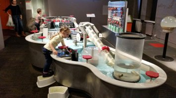 Наш любимый зал создан РусГидро. Нужно подвесить шарики на струю воды, создать цунами и самое увлекательное - бассейн и лифтами для кораблей. Мы только там играем по три часа. Самый любимый музей. Фото в посте ещё из старого, переехал на Сокол. Сейчас там ещё интереснее. Площадь больше, появился новый зал про космос.