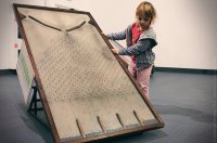 Господа, у вас "нормальное распределение" сломалось! 


Если бы на каждом гвоздике шарик равновероятно уходил бы налево или направо, а ячеек внизу было бы побольше (для наглядности), как раз и получилось бы нормальное распределение (примерно как на этой картинке): 


А так получилось равномерное распределение, да ещё и с перекосом к правому краю...