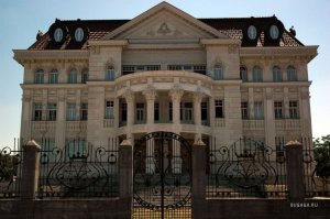 Да ладно, доктор, здесь ключевые слова цыгане и расизм, прикольно же, никого даже не смутил такой идиотизм как барон на коне а 21 веке.