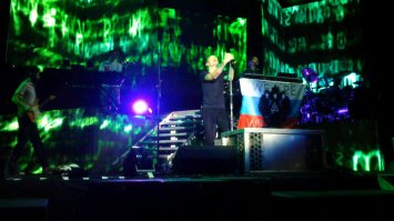 Жаль что великие музыканты так часто уходят раньше времени..

Как я рад, что смог в живую услышать вас на концерте, и я прекрасно помню что на концерте 2014 года, когда началась вся эта хрень с Украиной вы выступали с Русским флагом!

Песни моей юности, которые будут жить всегда.
Покойся с миром обладатель уникального голоса, хороший человек и гениальный музыкант трогавший души.